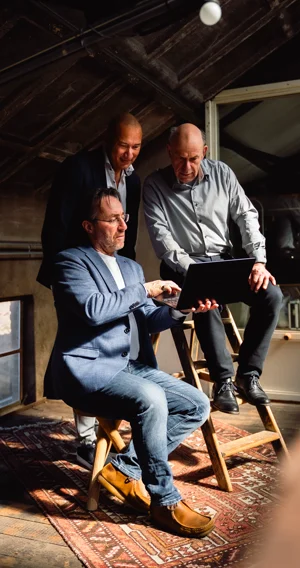 Drie 3Delta-specialisten werken samen achter een laptop